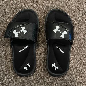Kids Under Armour Sandal Slides Size 1 *Good Condition*